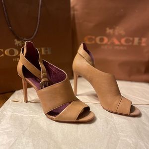 Coach (Retail) size 6.5M Manhattan Soft Vintage Leather heels in Ginger. NIB